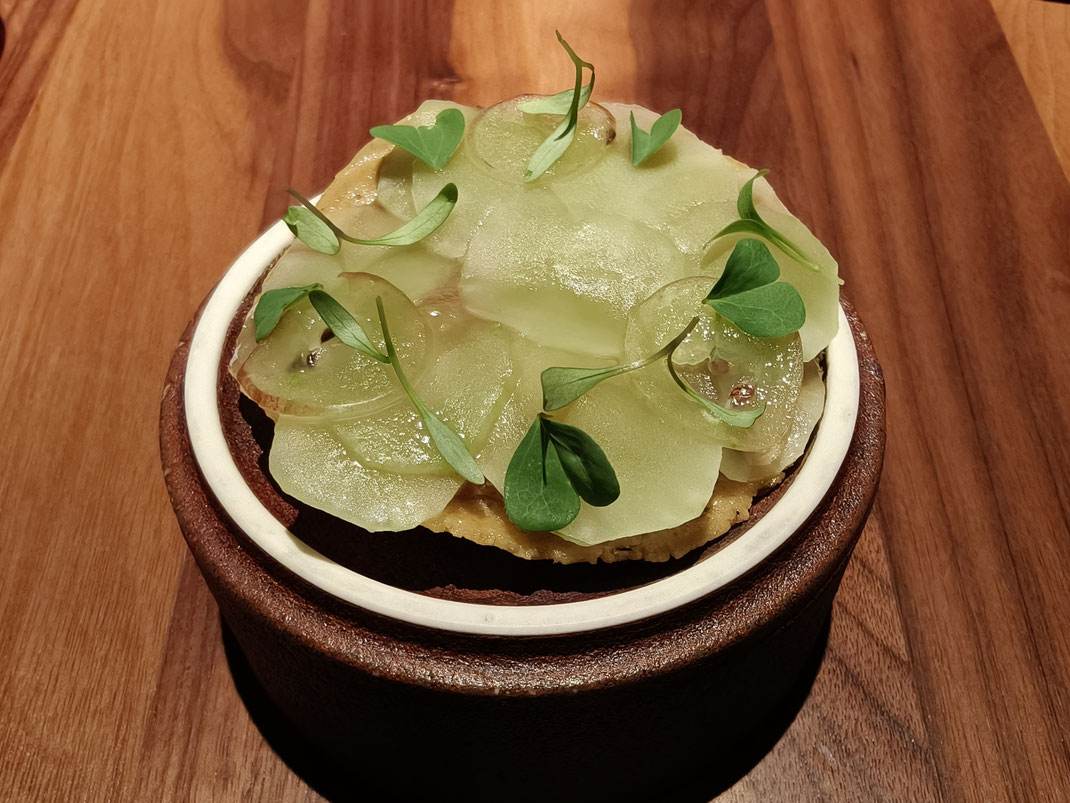 Eine Tostada mit Stachelbeere und Spargelsalat (Das sind die grünen Blätter drauf, wie uns Hannah erklärte)