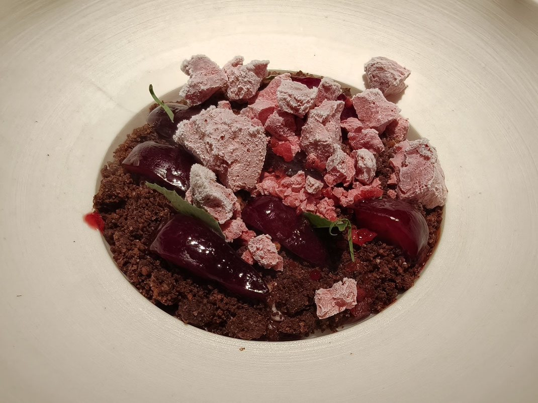 Kirsche (auch als Granité, mit Stickstoff gemacht) mit Schoko-Crumble und Schoko-Ganache drunter. (Ich hab der Hannah gut zugehört *lol*)
