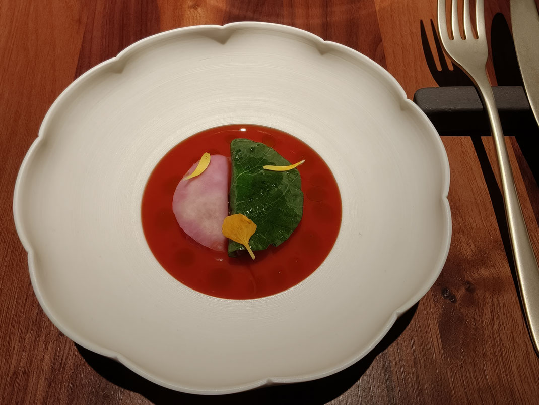 Kohlrabi mit Hanf und Shizo (das rechte, grüne Blatt)