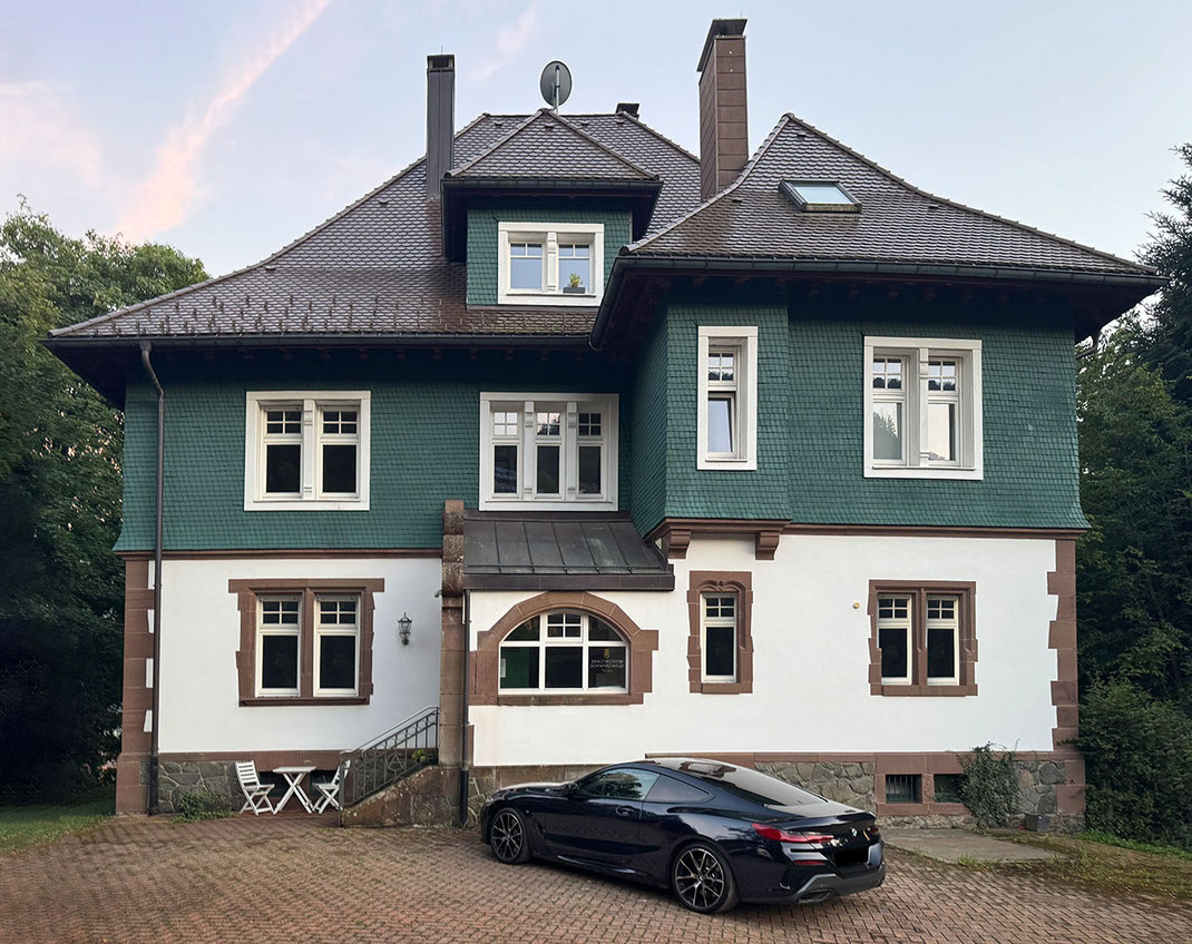 Brautmodengeschäft Brautmoden Schwarzwald in der historischen Forsthausvilla in Schönau im Schwarzwald im Vordergrund geparkt ein BMW 840i Coupe