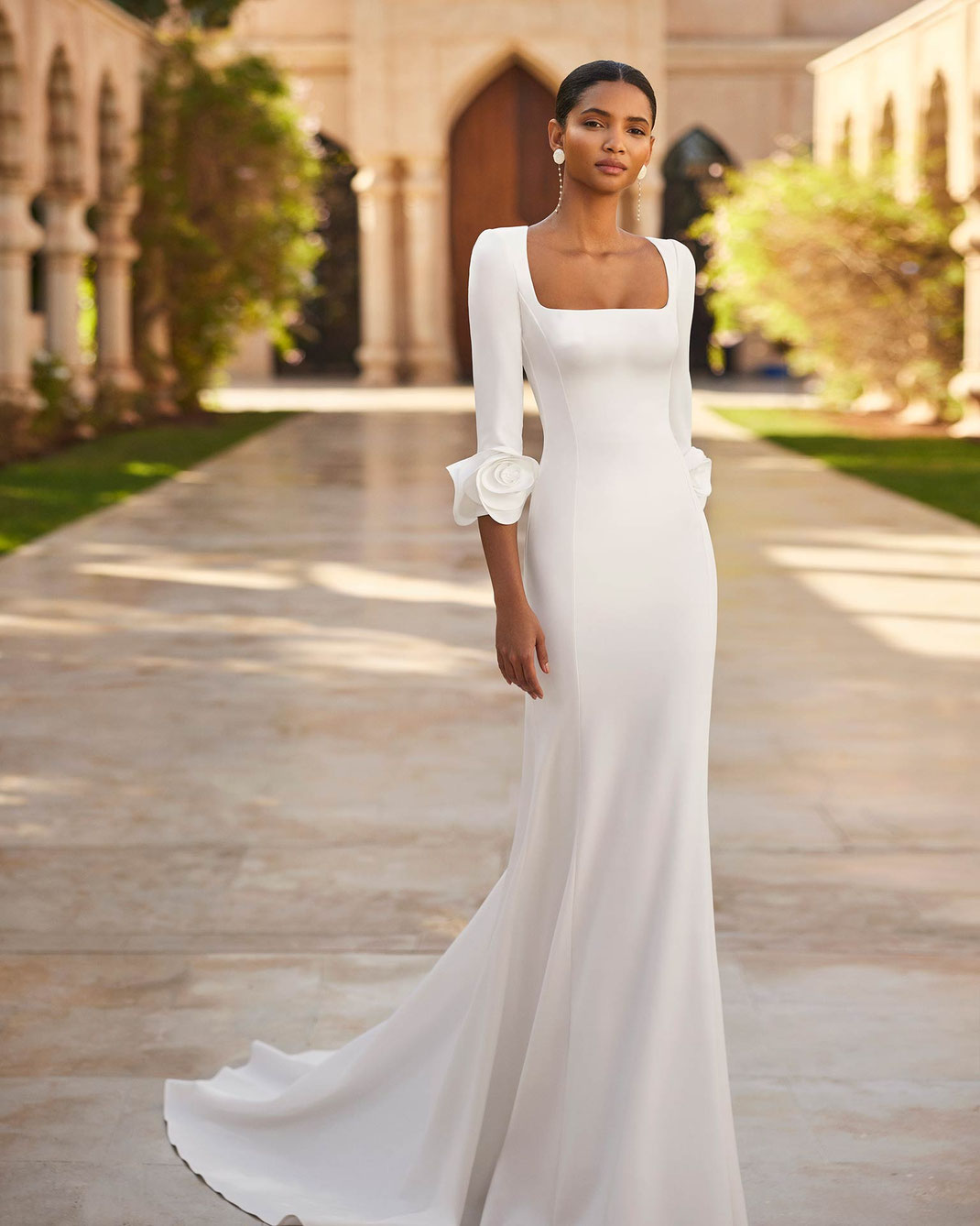 Rosa Clará Brautkleid Ofir zum supergünstigen Preis getragen von einem Model in einem Park