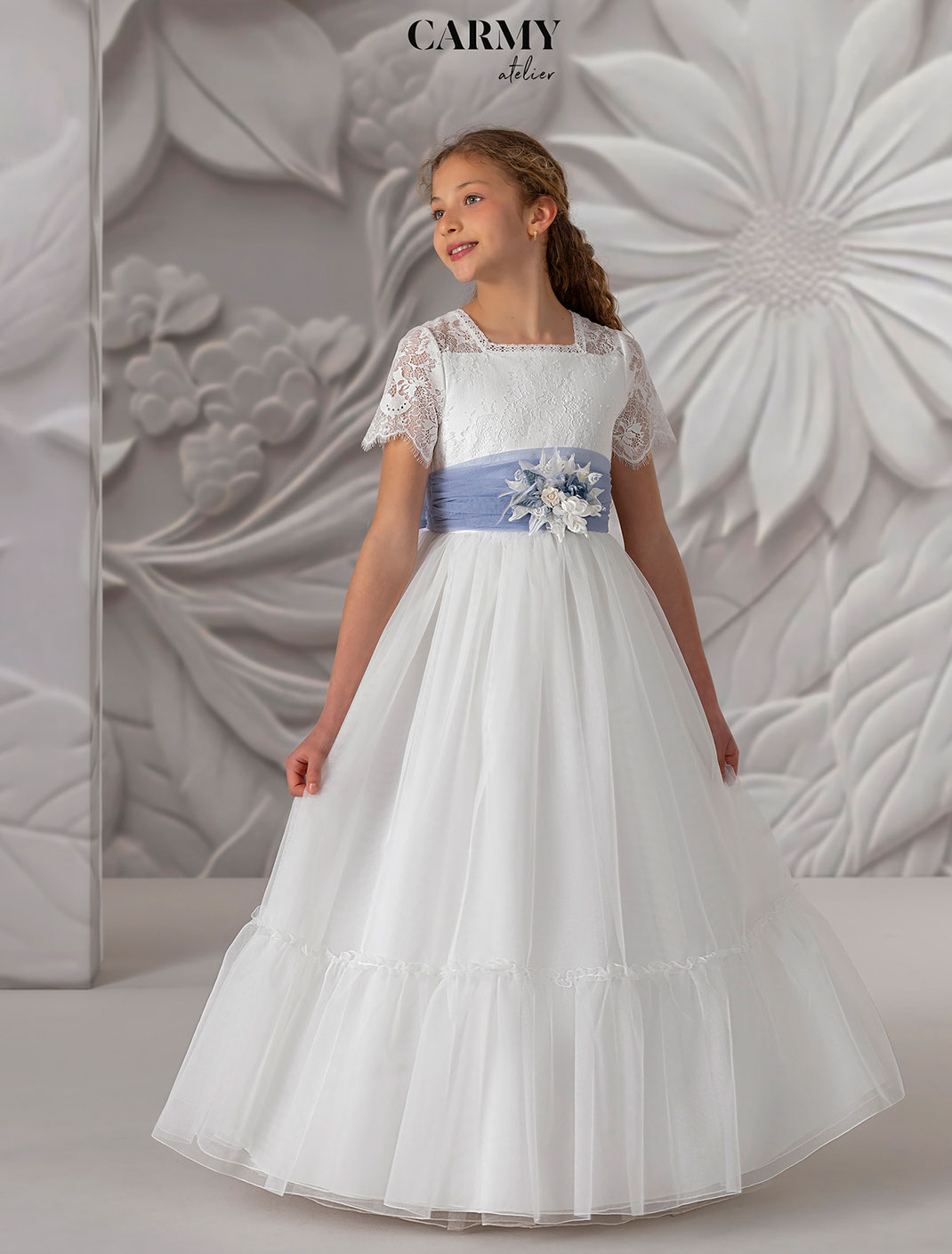 Traumhaftes Kommunionkleid getragen von einem Mädchen aus der Carmy Kommunion Kollektion