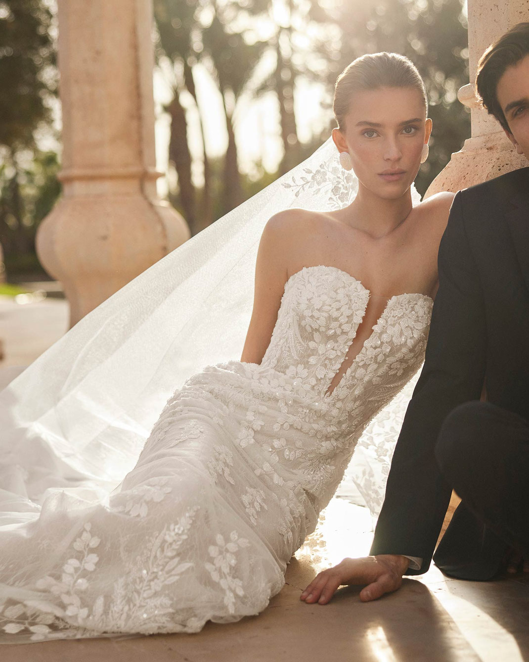 Model trägt das Rosa Clará Brautkleid Oliban zum günstigen Preis bei Brautmoden Tegernsee