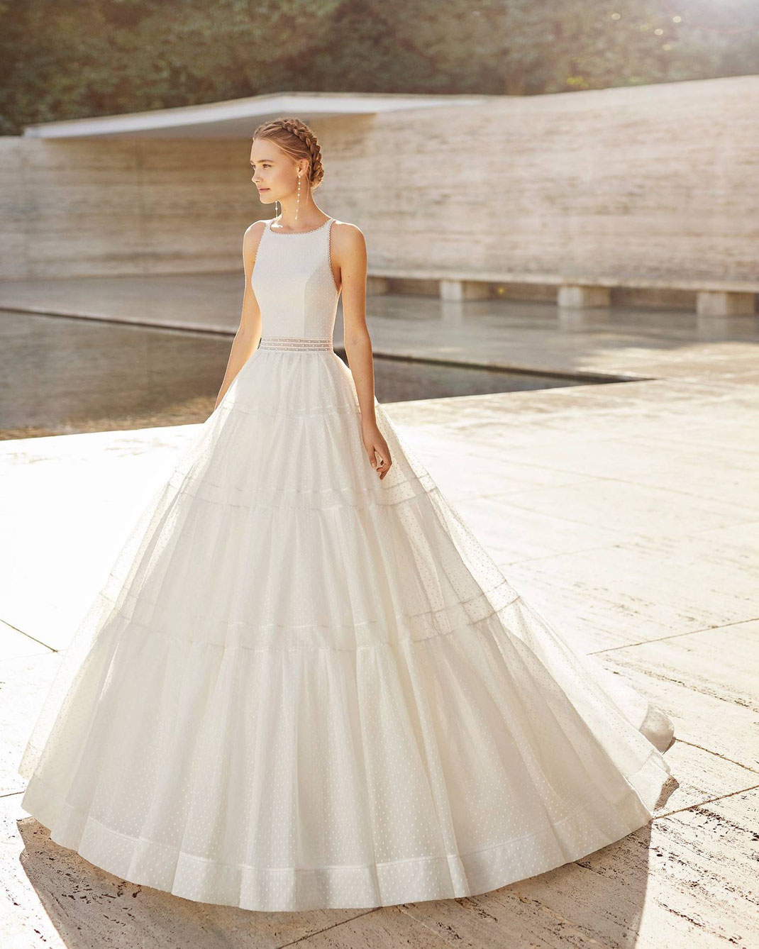 Junge Frau trägt ein traumhaftes Brautkleid von Rosa Clará Couture