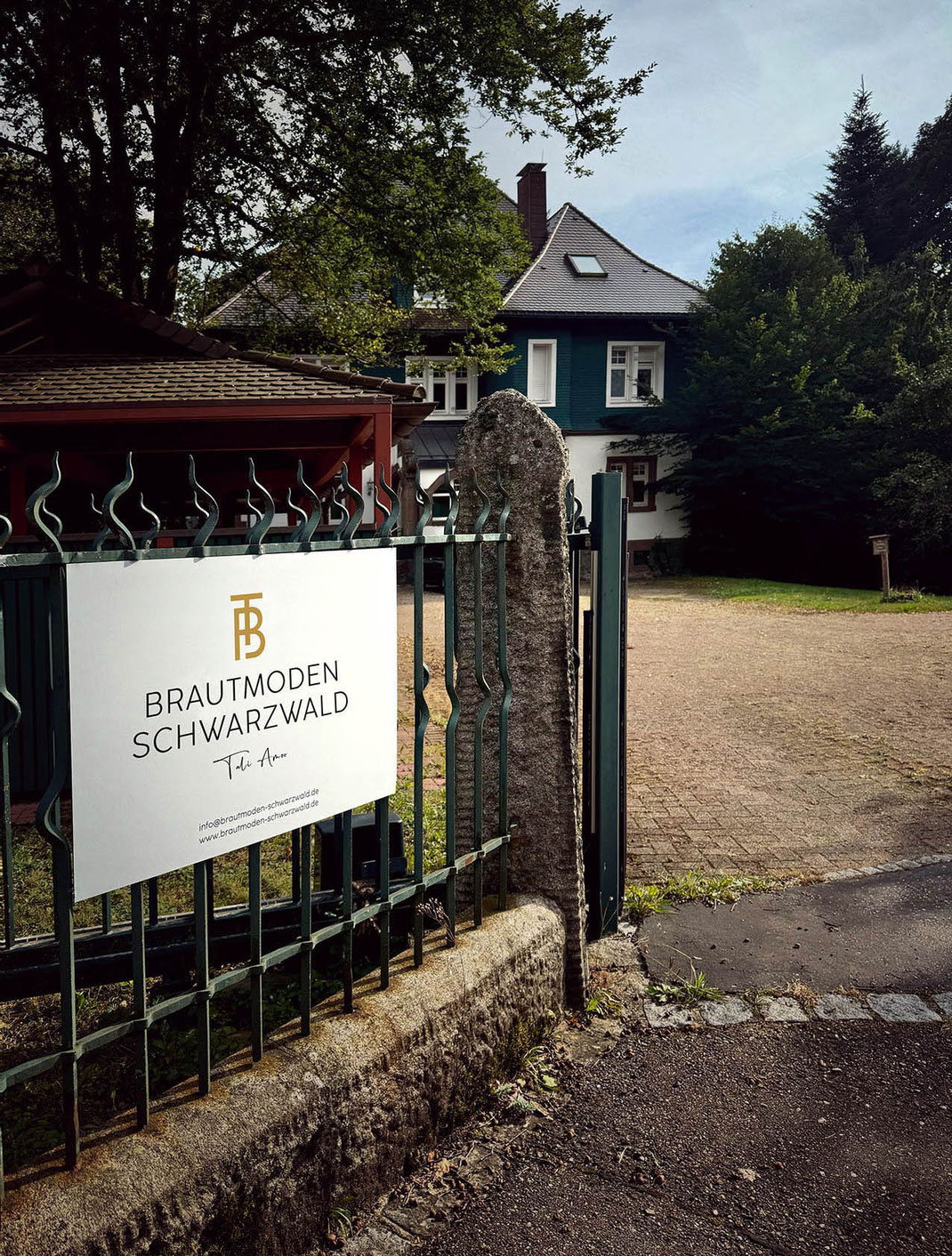 Der Eingangsbereich des Parks zur Forsthausvilla mit dem Brautmodengeschäft Brautmoden Schwarzwald