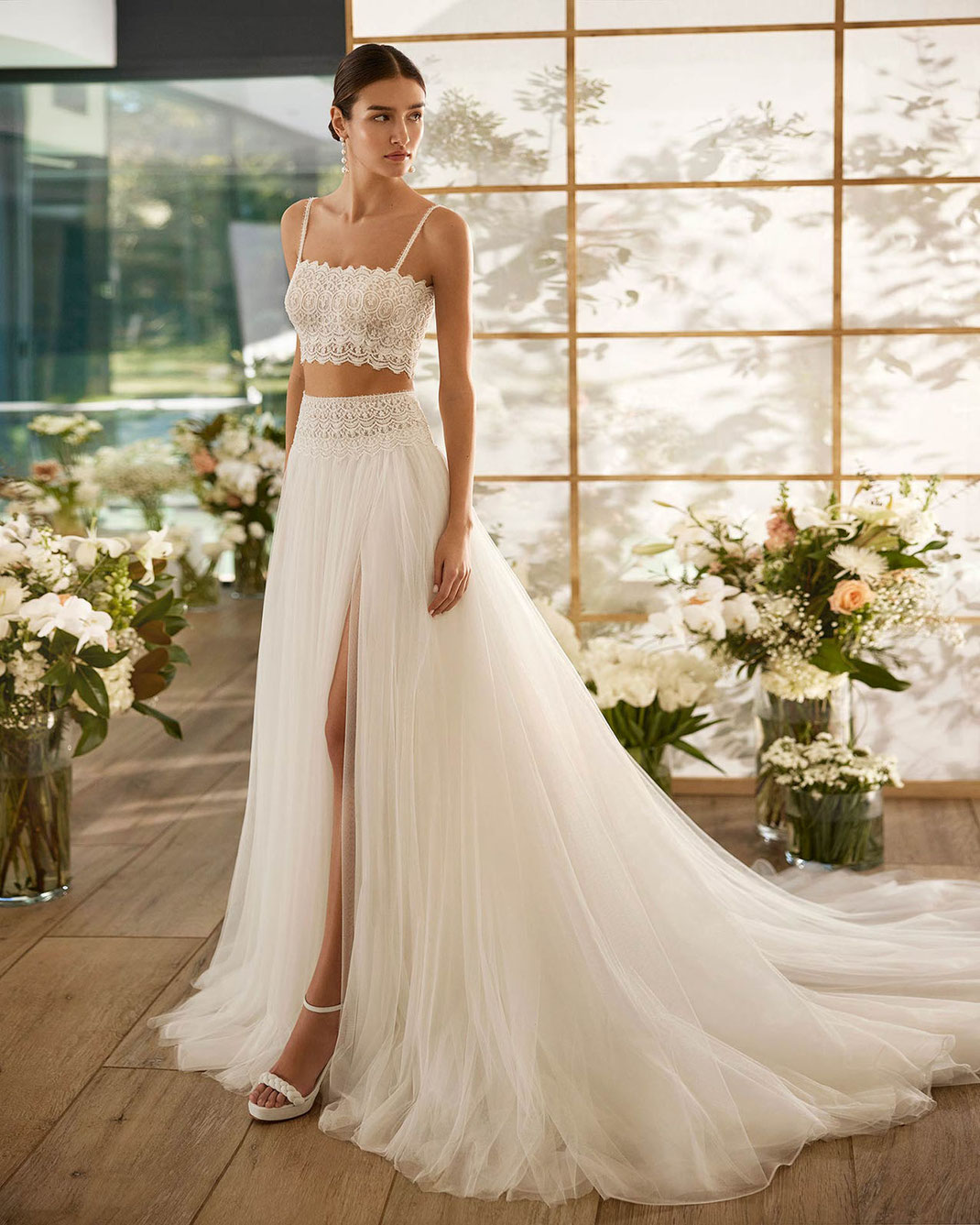 Model trägt das top preisgünstiges Brautkleid Marion aus der Rosa Clara Couture Kollektion