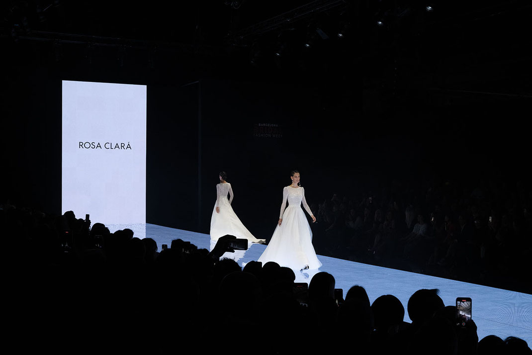 Rosa Clara Fashion Show mit Models auf dem Laufsteg