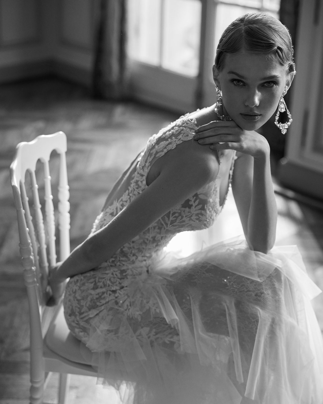 Scwarzweiss Bild zeigt ein Model mit einem Rosa Clara Gatsby Brautkleid