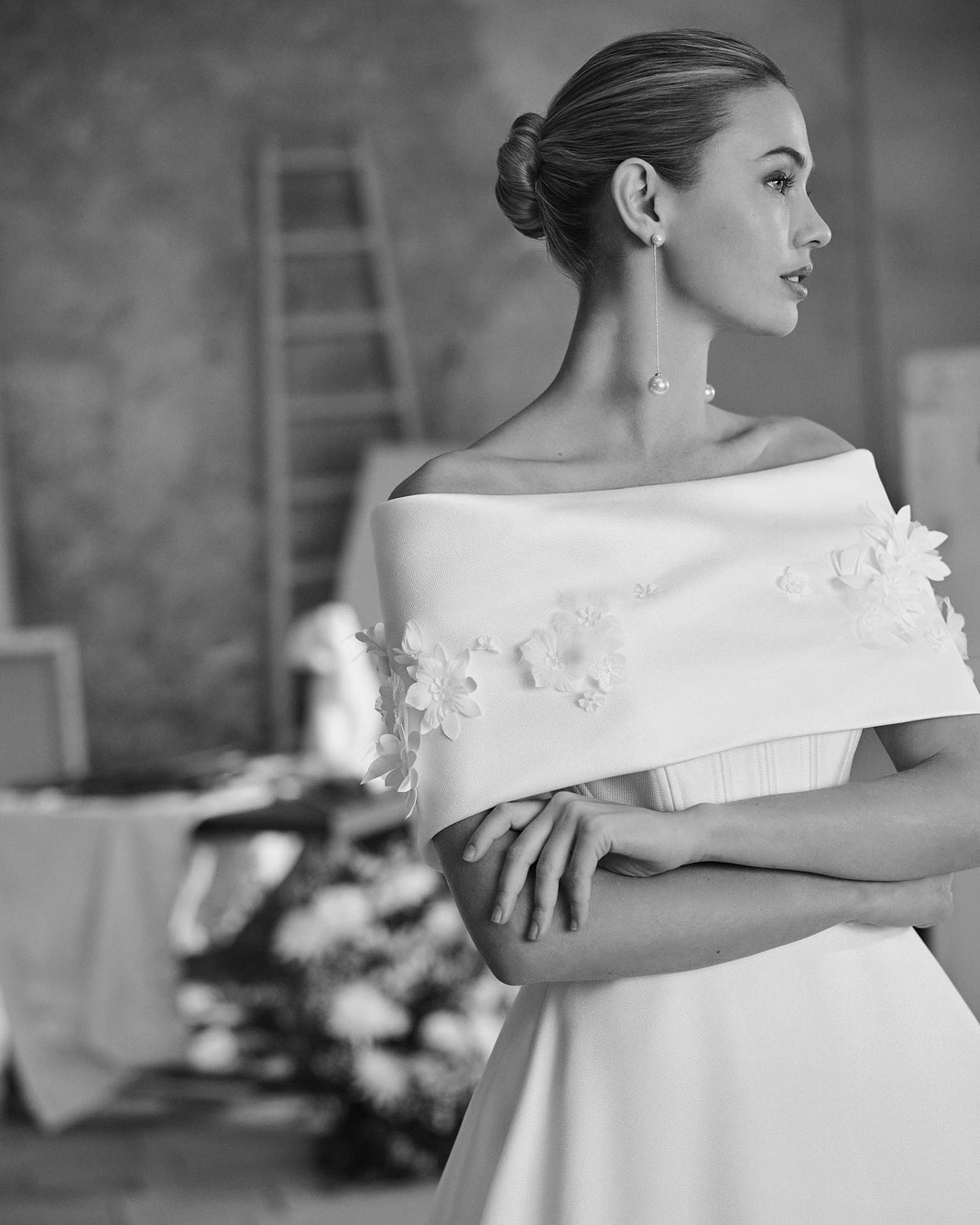 Elegante Frau in einem Künstleratelier trägt das Brautkleid Moxie aus der Aire Barcelona Kollektion 2026