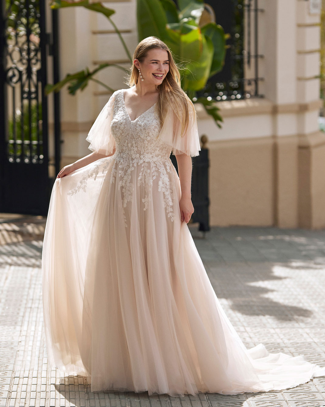 XXL Frau trägt Plussize Brautkleider Martha Blanc by Rosa Clara
