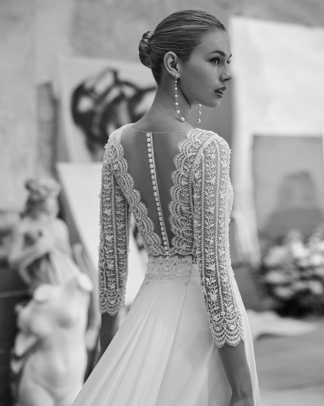 Junge Frau auf einer Schwarzweiss-Aufnahme trägt das Brautkleid Malaya aus der Aire Barcelona Kollektion 2026