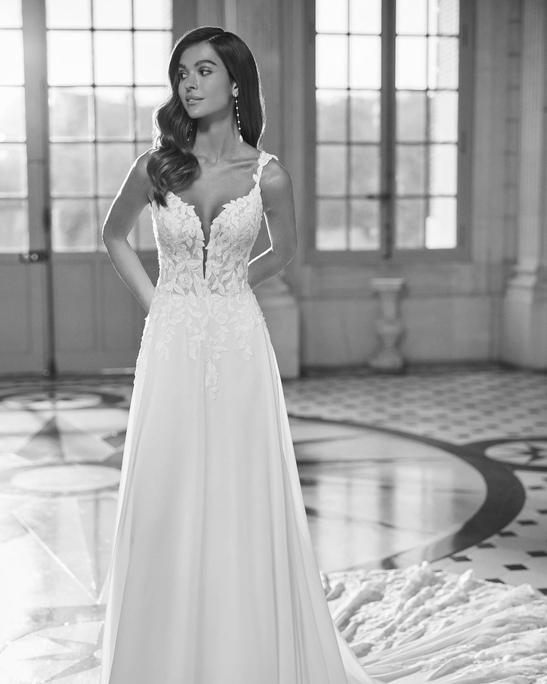 Schwarzweiss Aufnahme in einer Villa mit einem Model in einem Brautkleid der Kollektion Rosa Clará Dreams 2025