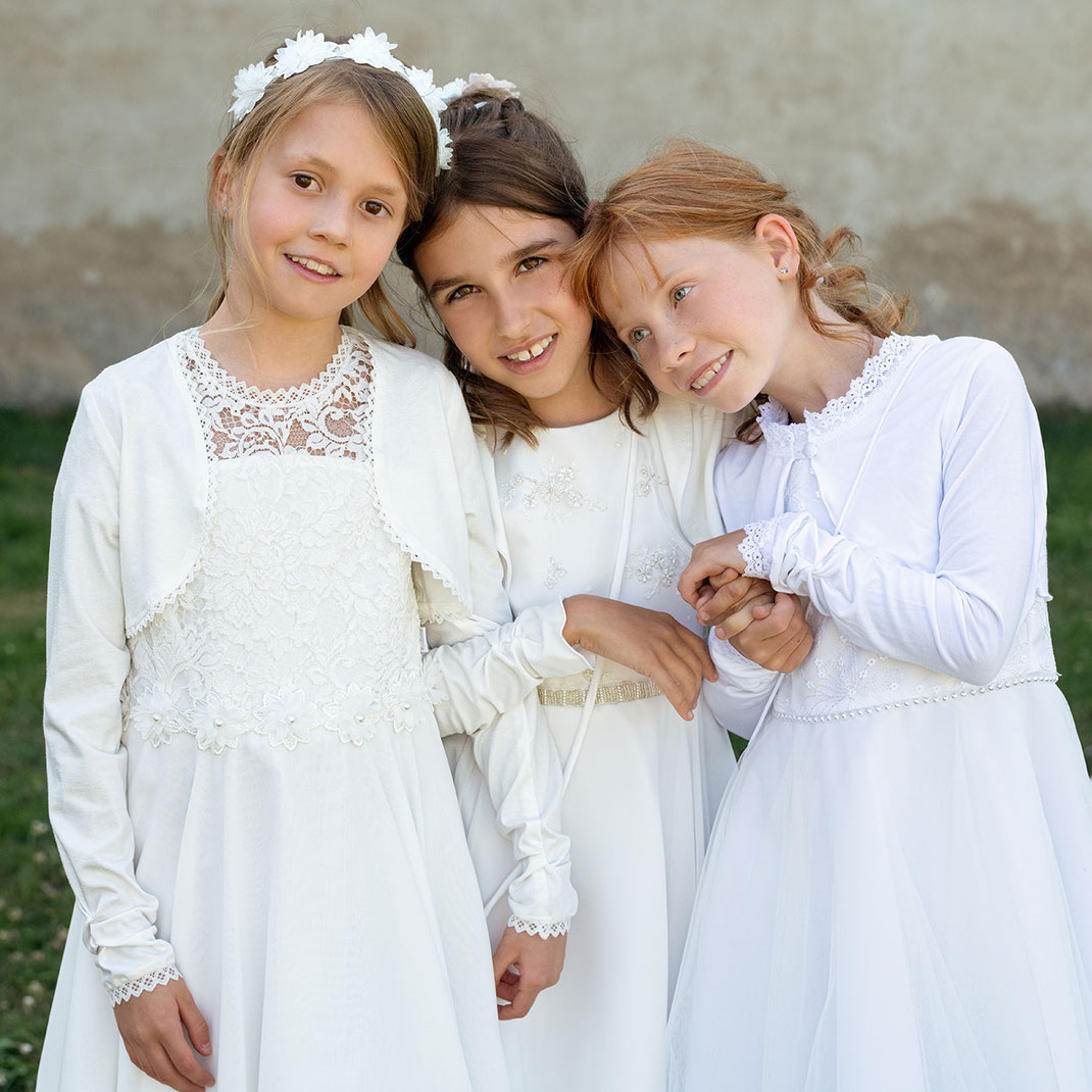 Kommunionskleider aus der Monny Kollektion erhältlich bei Brautmoden Tegernsee