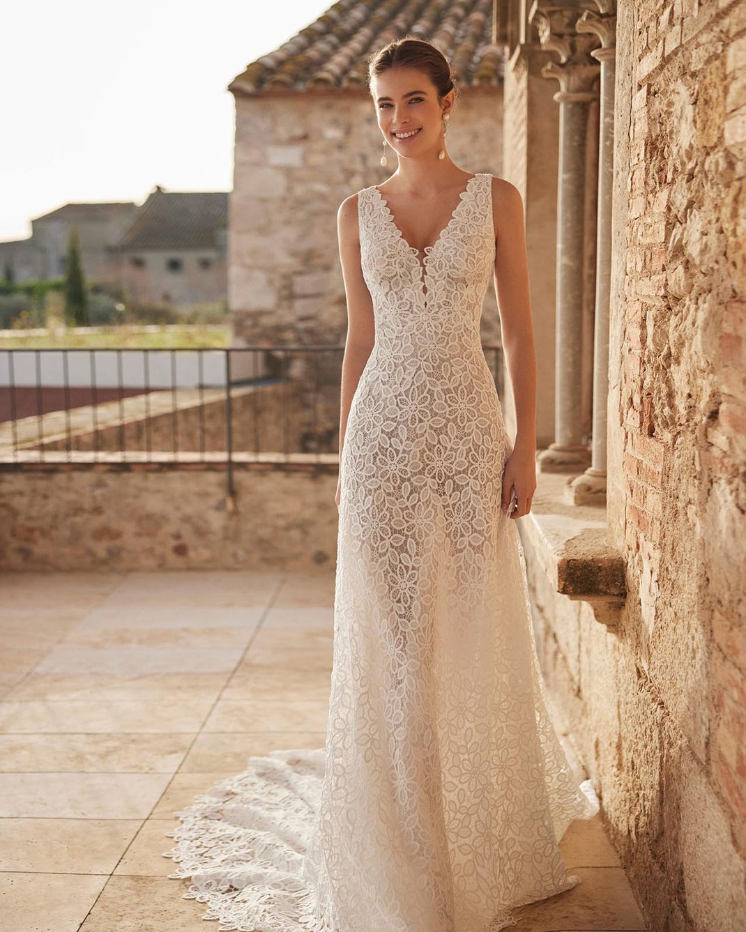 Junge Frau auf einem französischen Landgut trägt das günstige Brautkleid Duero von Rosa Clará Boheme