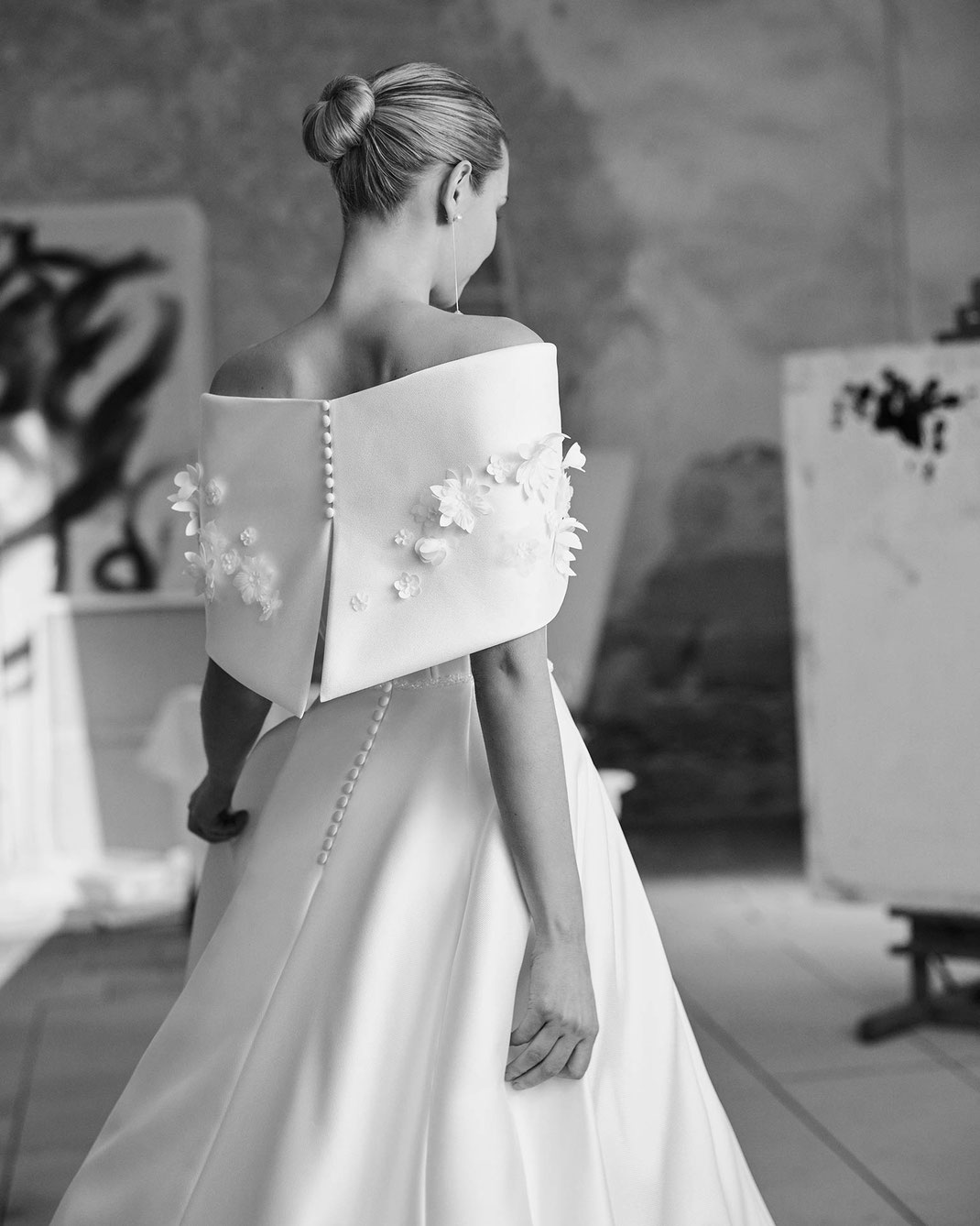 Elegante Frau auf einer Schwarzweiss-Aufnahme trägt das Brautkleid Moxie aus der Aire Barcelona Kollektion 2026