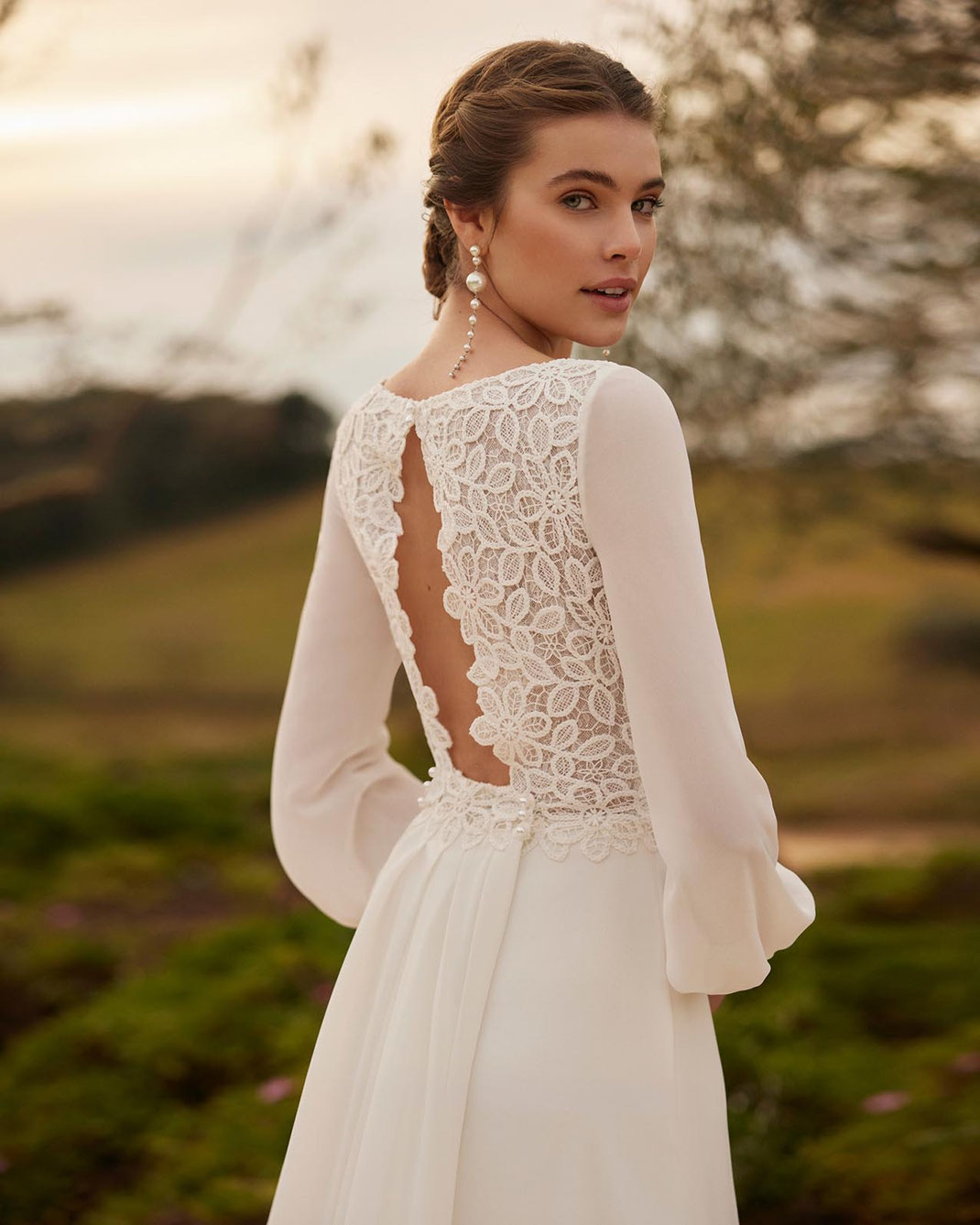 Günstiges Brautkleid Diona von Rosa Clará Boheme getragen von einer jungen Frau