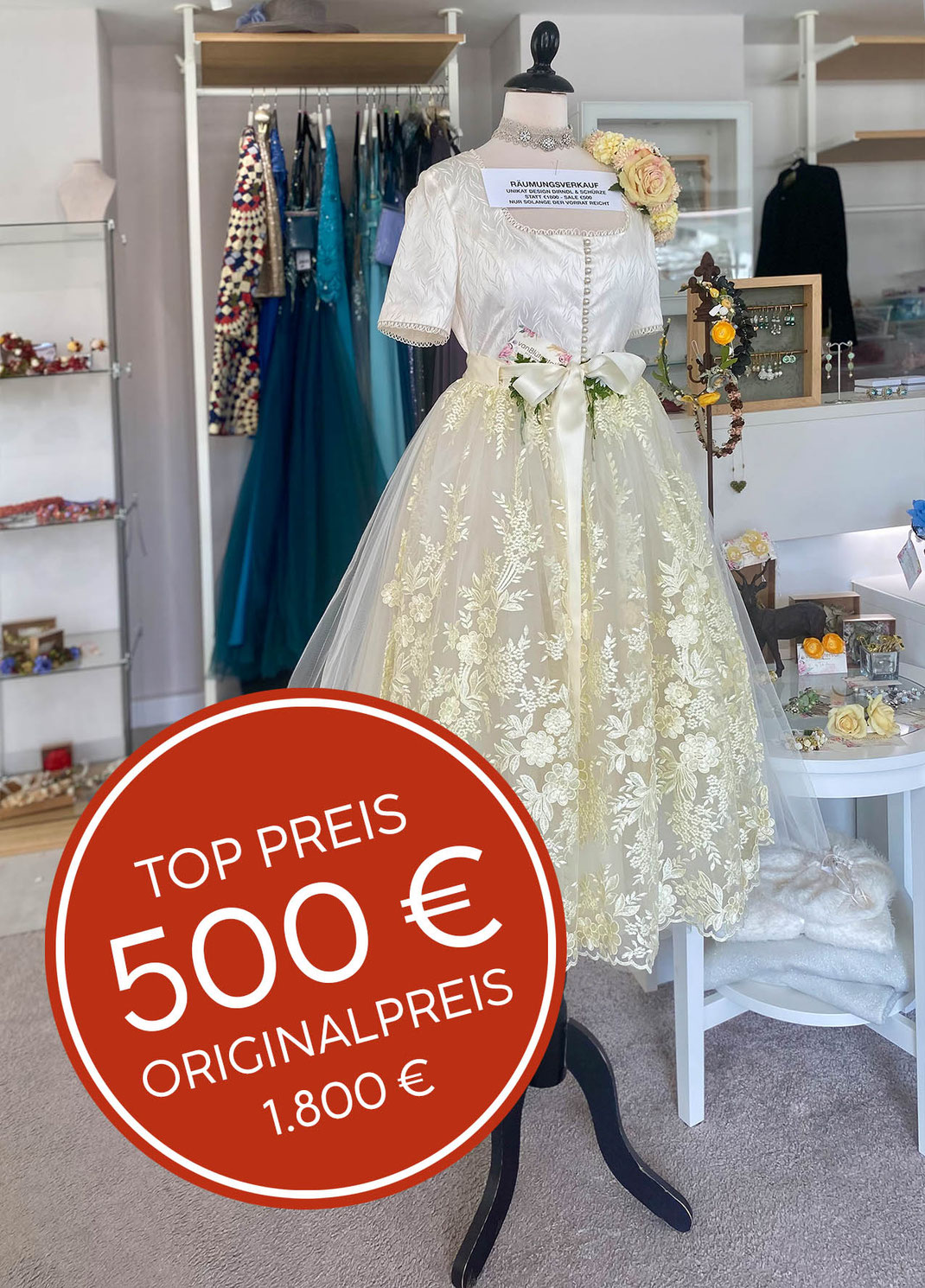 Unikat Designerdirndl für nur 500 Euro steht im Eingangsbereich des Brautmodengeschäftes Brautmoden Tegernsee in Bad Wiessee