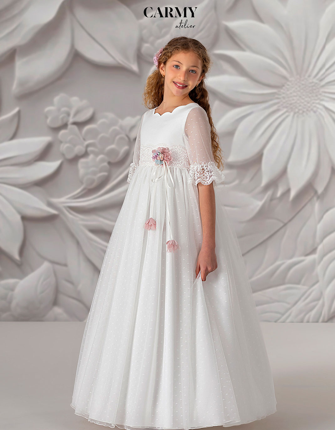 Mädchen trägt ein Carmy Kommunionkleid aus der Kollektion