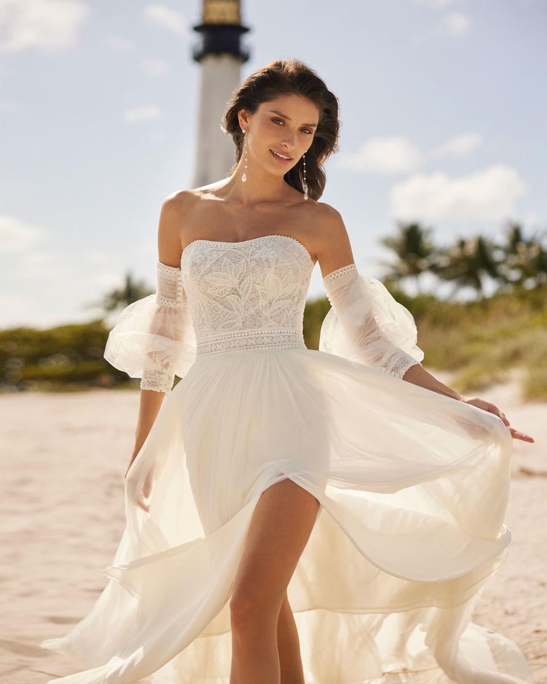 Gerade geschnittenes Brautkleid Vera im Boho-Chic-Stil aus der Aire Beach Wedding 2024 Kollektion