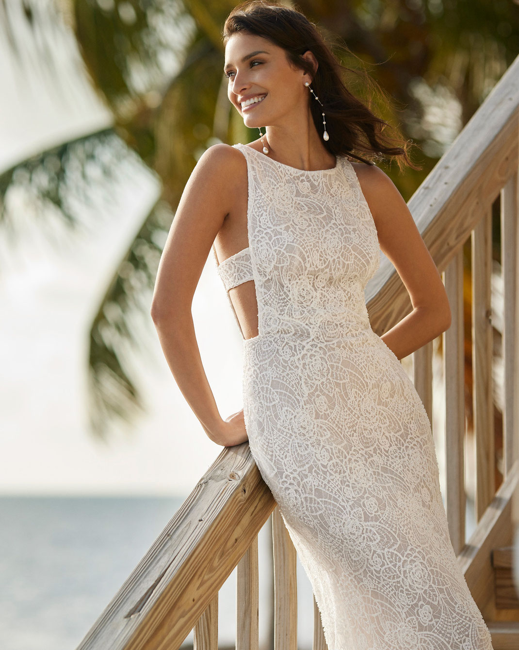 Gerade geschnittenes Brautkleid Victoria im Ibiza-Stil aus Spitze und mit Strassbesatz aus der Aire Beach Wedding 2024 Kollektion