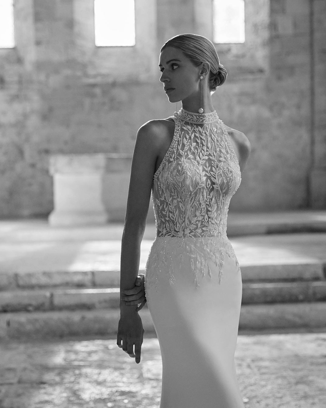 Junge Frau trägt das Brautkleid Liora aus der Rosa Clará Soft Kollektion 2026