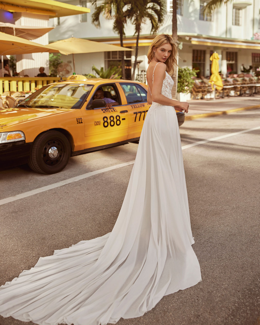 Langes schönes Brautkleid Candie aus der Lunanovias Collection 2024 fotografiert vor einem New Yorker Taxi