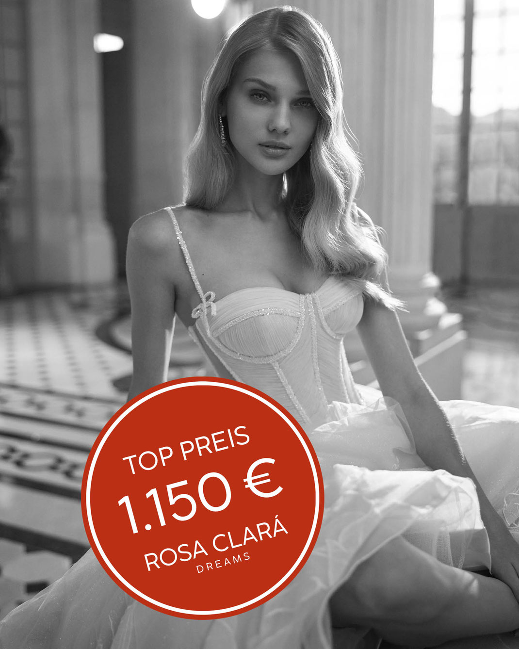 Junge Frau sitzt auf dem Boden und trägt das günstige preisreduzierte Brautkleid Ermina von Rosa Clará Dreams