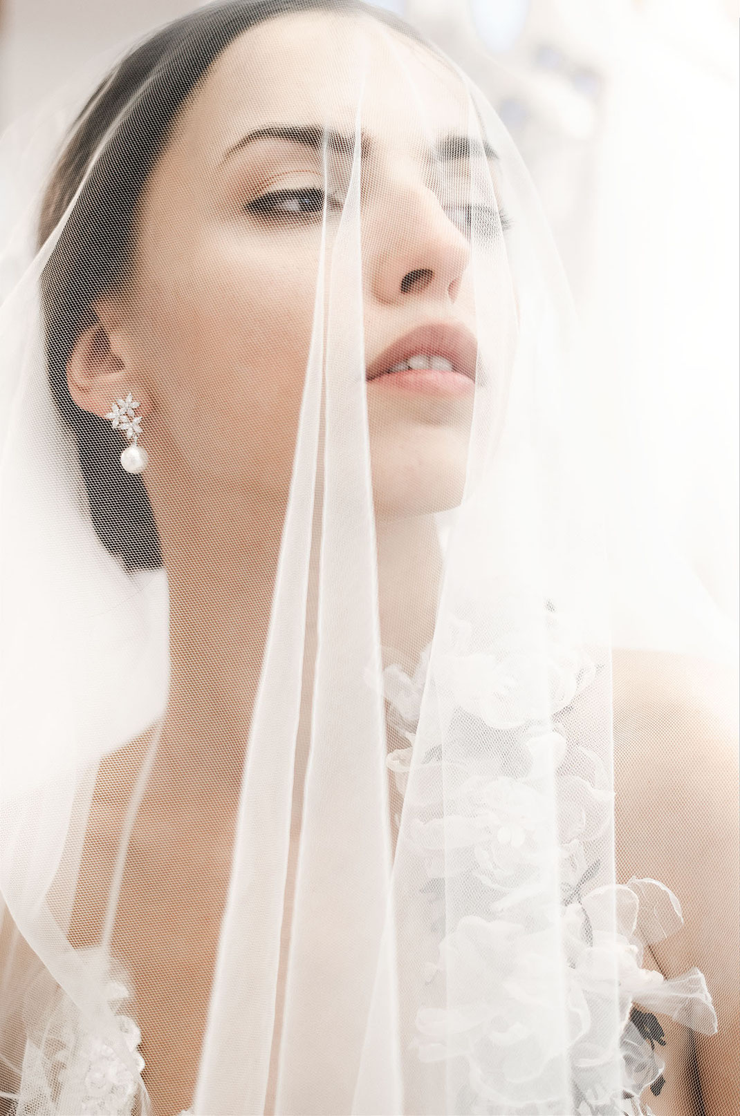 Portraitaufnahme mit Schleier und Ohrschmuck vanBlütental by Tali Amoo