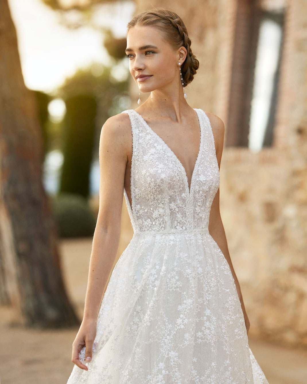 Elegantes A-Linien-Brautkleid aus Spitze und Perlenstickerei; mit tiefem Ausschnitt und V-Rücken