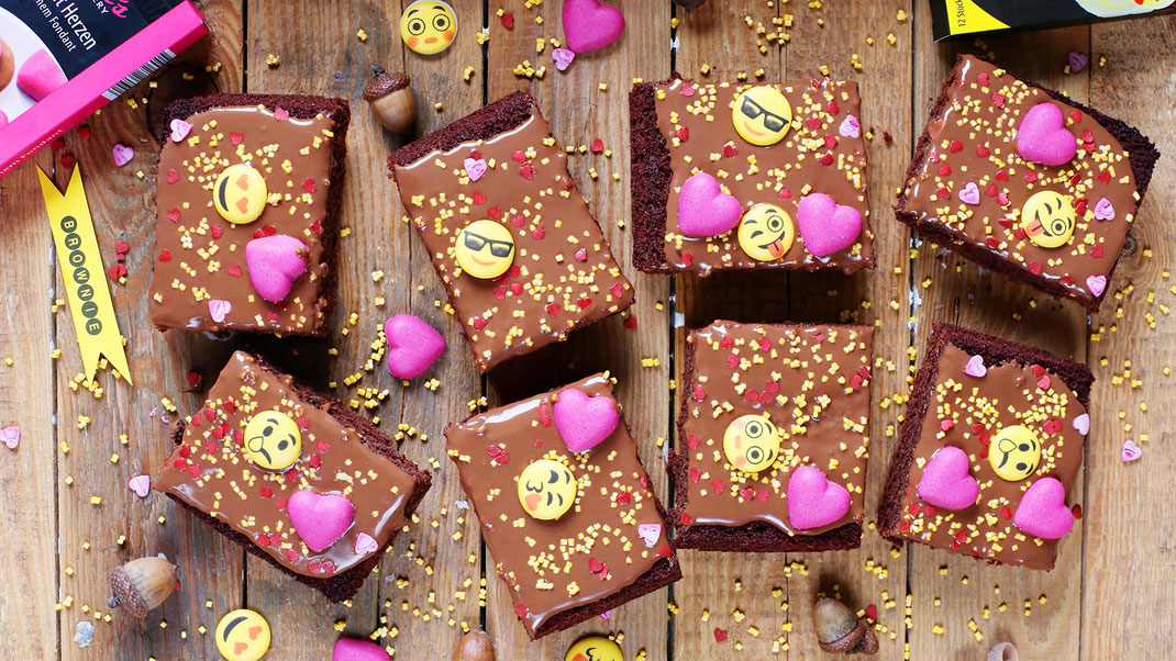 Schoko-Brownies, Schokolade, Brownies, Love, Smile, Backen, Dekorieren, Emoticons, Herz, Fondant, Richie's Bakery, Glitzer Herzen, Glitzer Cubies, Zuckerguss, Zuckerstreusel, Streudekor