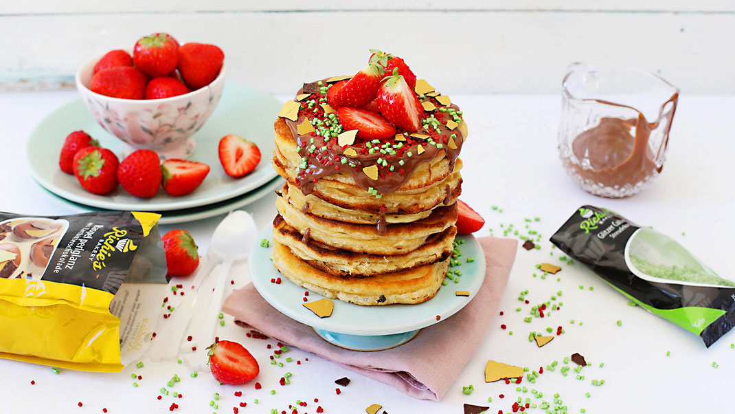 Pancakes, American Pancakes, Backen, Dekorieren, Verzieren, Schokokern, Vollmilch, Streusel, Streudekor, Glitzer Cubies, Cubies, Glitzer, Glamour, Richie's Bakery, Erdbeeren, Frühstück, Lecker, Schoko, Schokoraspel, Gold, Perlganz