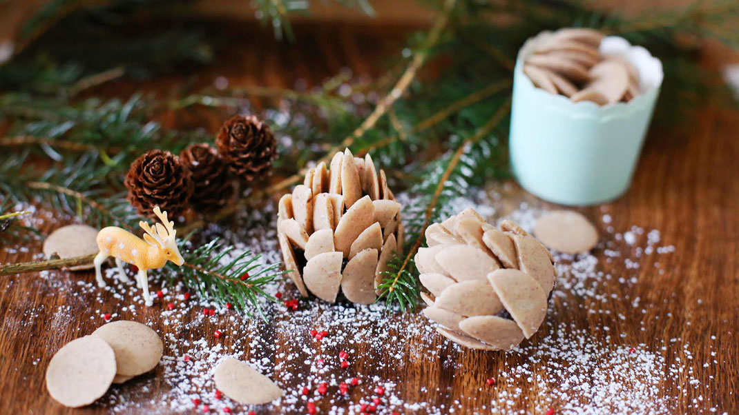 Richie's Bakery, Tannenzapfen, Winter-Deko, Schokolade mit Vanille, Backen, Dekorieren, Trend, Richie´s Bakery Glasur Chips Braun Vanilleschoten Spitzen 