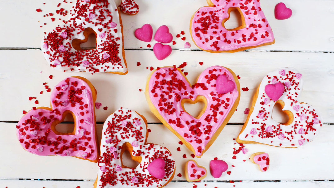 Valentinstag, Backen, Backen ist Liebe, Dekorieren, Richie's Bakery, Herzen, Fondant, Glitzer-Cubies, Cubies, kirschrote Herzen, Girrbach, All you need is love, Calw, Schwarzwald, Trend, Dekor, Glitzer, Glamour, Party, Liebe, Love, Sweet