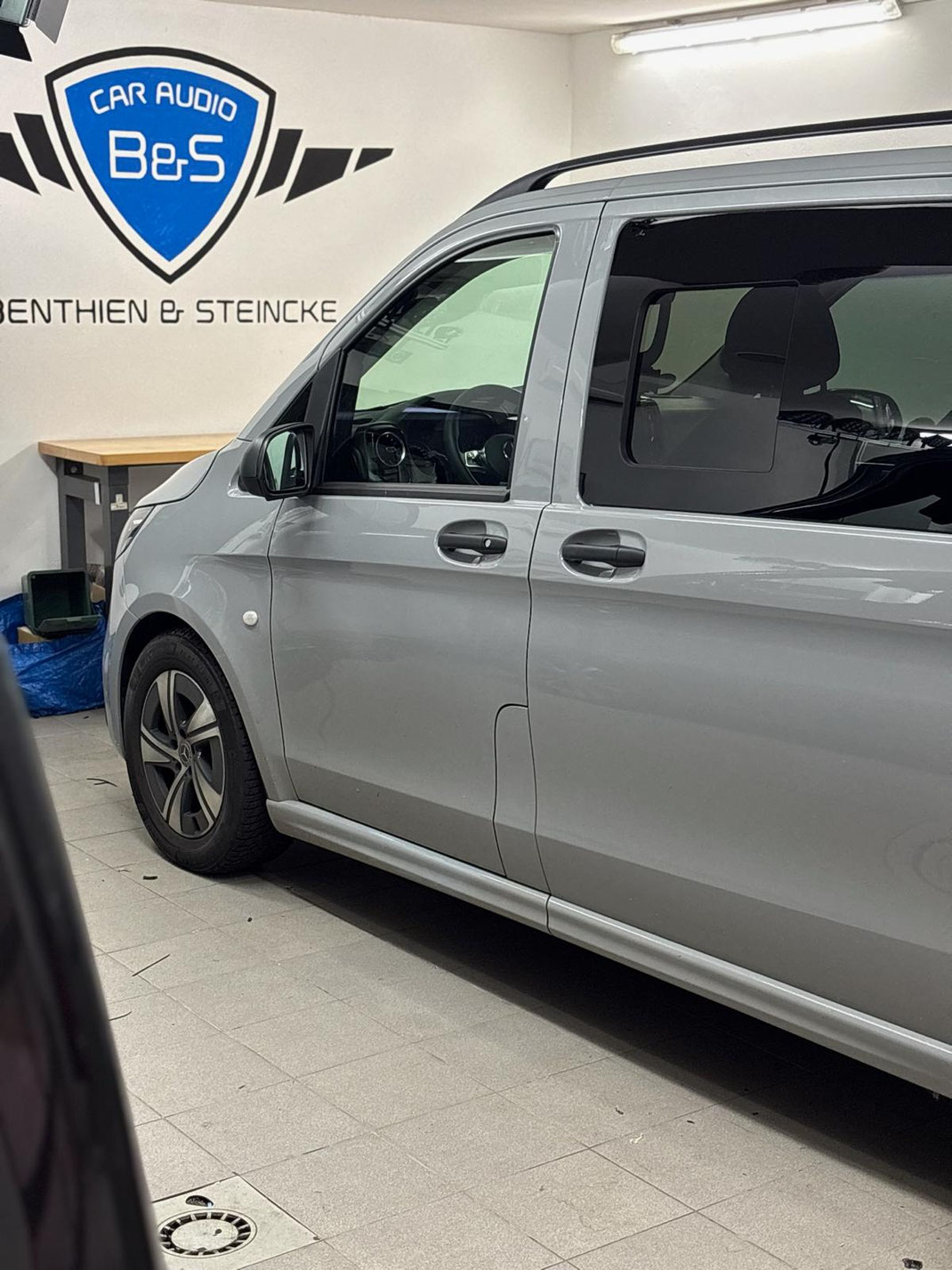 Der Klang der Mercedes V-Klasse und des Mercedes Vito W447 überzeugt viele Fahrer ab Werk nicht – selbst das optionale Burmester Soundsystem bleibt oft hinter den Erwartungen zurück. B&S Car Audio ist spezialisiert auf professionelle Soundoptimierungen.