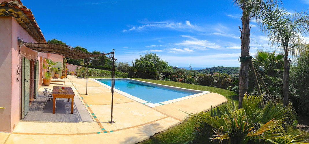 La terrasse et la piscine privée de la villa en location pour vos vacances sur la Côte d'Azur, Vence en Provence