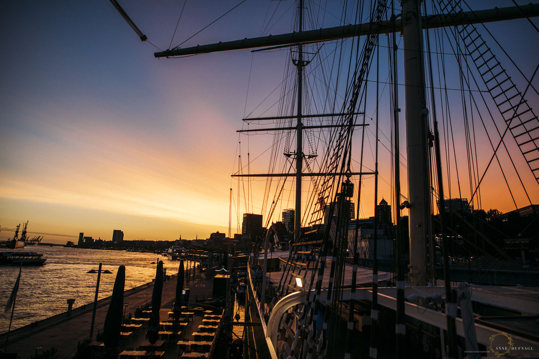 Foto Sonnenuntergang im Hamburger Hafen // Fotograf: Anne Hufnagl