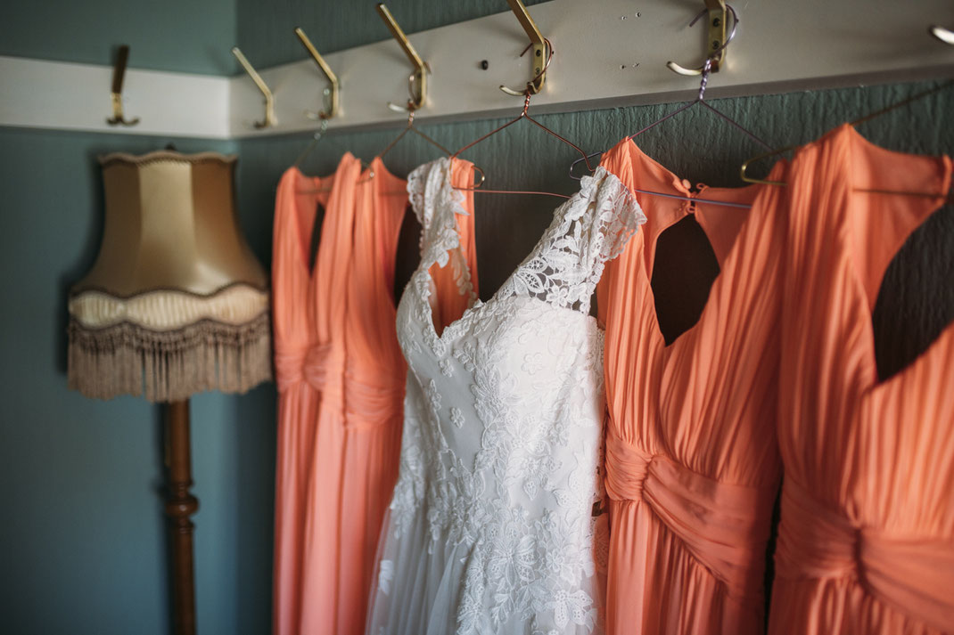 Brautkleid und Brautjungfern-Kleider