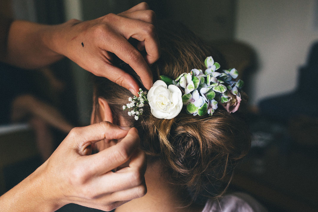 Brautfrisur mit echten Blumen | Hochzeitsfotografin Anne Hufnagl
