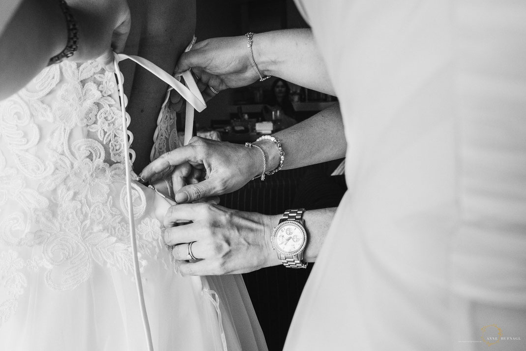 Foto Schwarzweiß Brautkleid anziehen