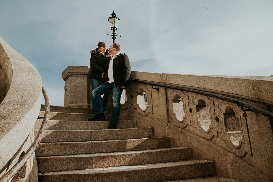 Fotograf Hamburg Anne Hufnagl Treppe Paarfoto Innenstadt
