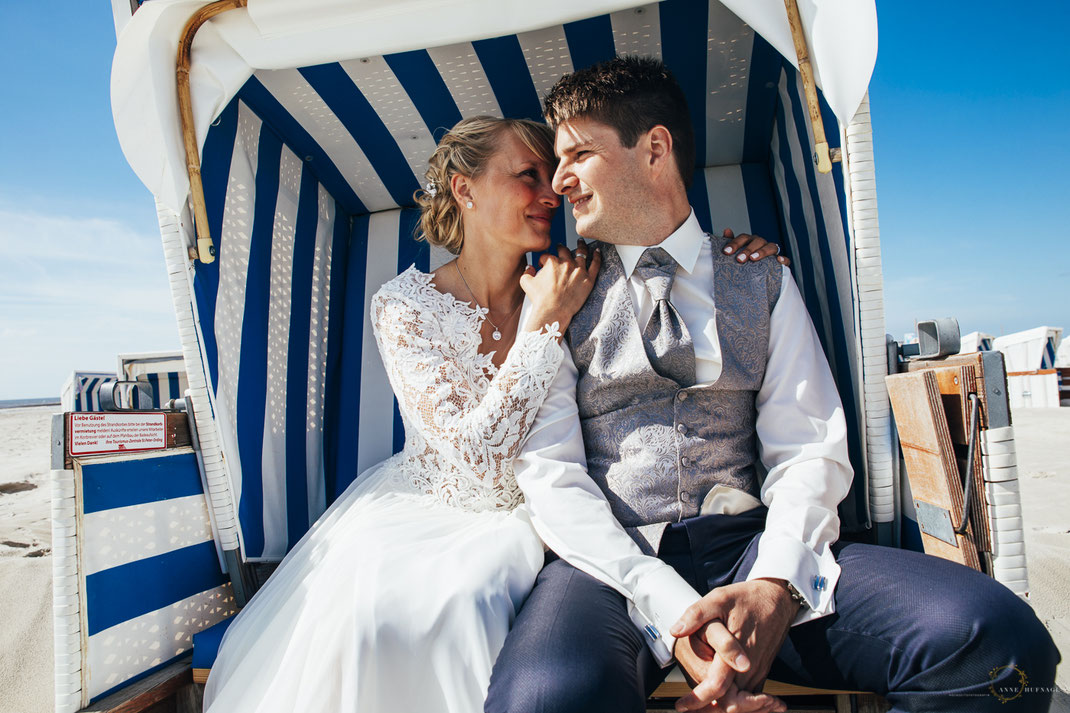 Paarfotos Strandkorb Nordsee Hochzeit / Foto: Anne Hufnagl