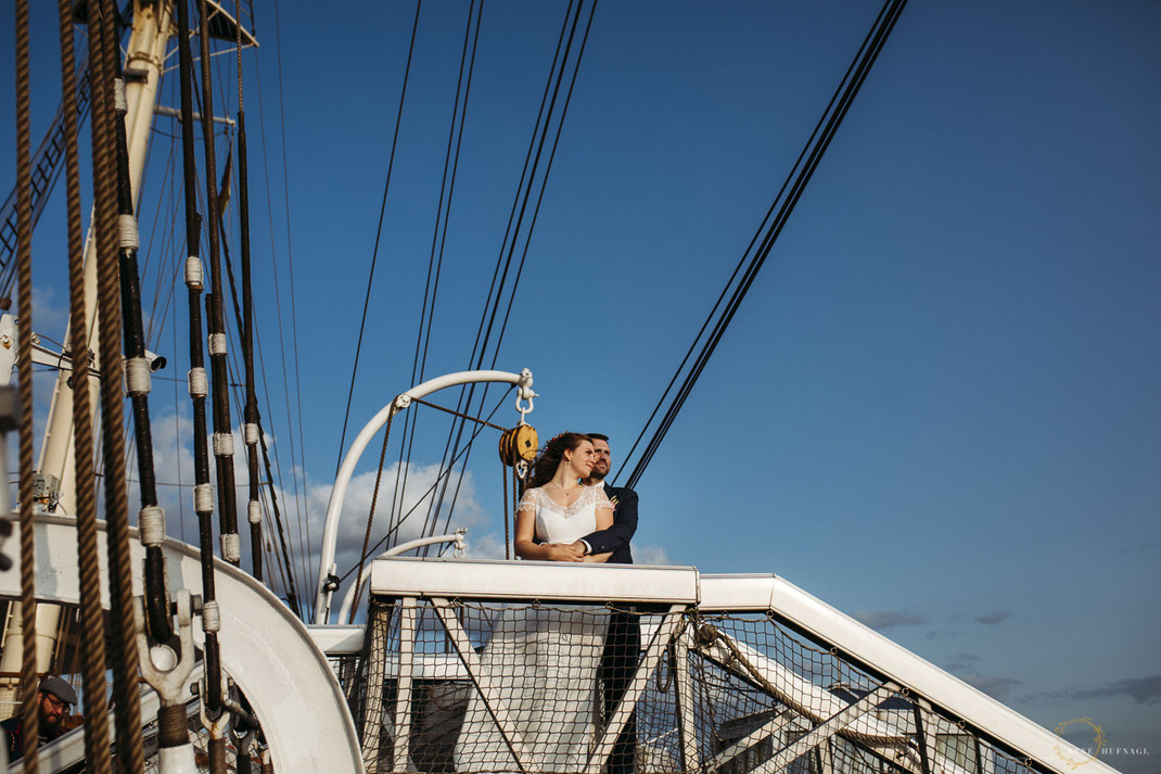 Außergewöhnliche Paarfotos in Hamburg: hier bei einer Hochzeit auf der Rickmer Rickmers