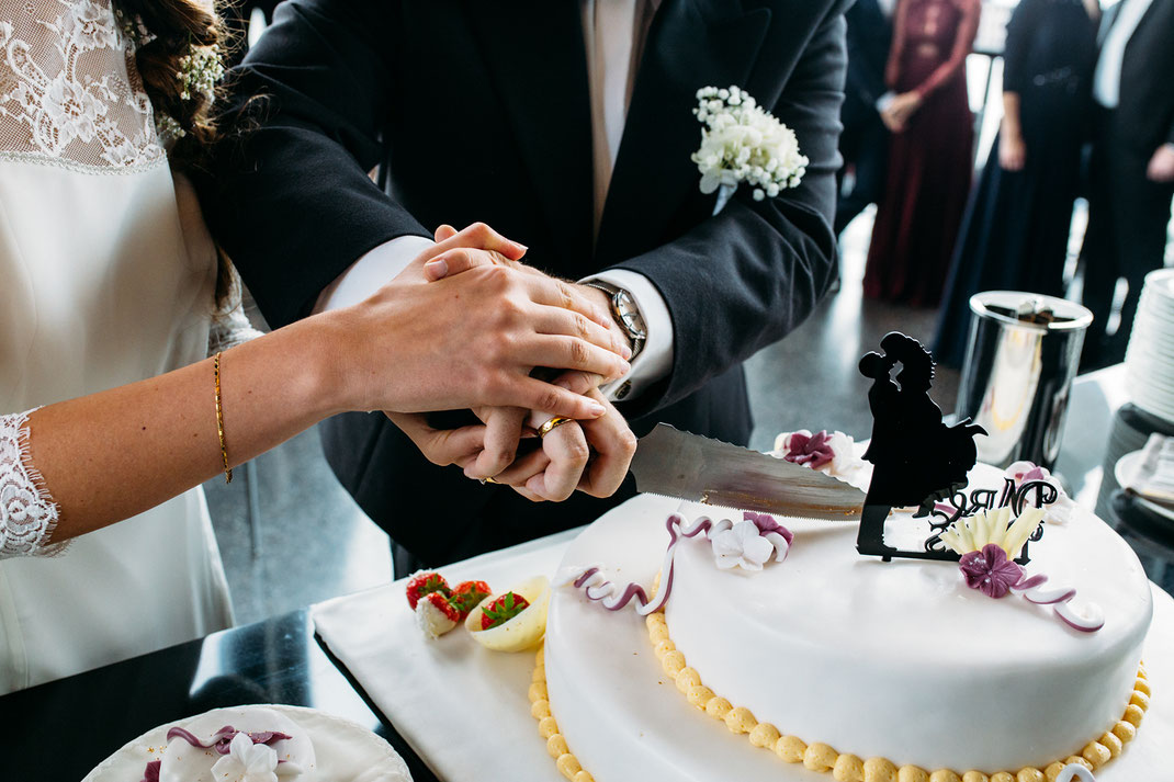 Anschneiden der Hochzeitstorte Foto