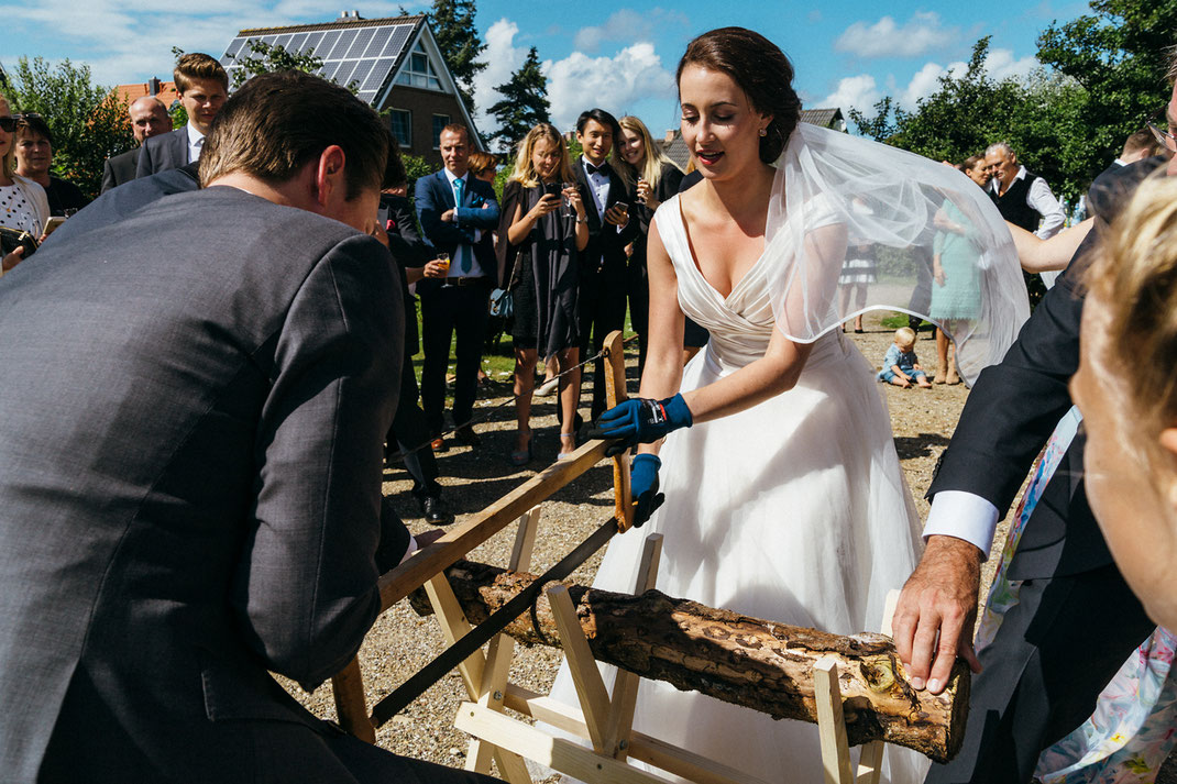 Foto Hochzeitstradition Baumstamm zersägen / Fotografin: Anne Hufnagl / www.romanticshoots.de