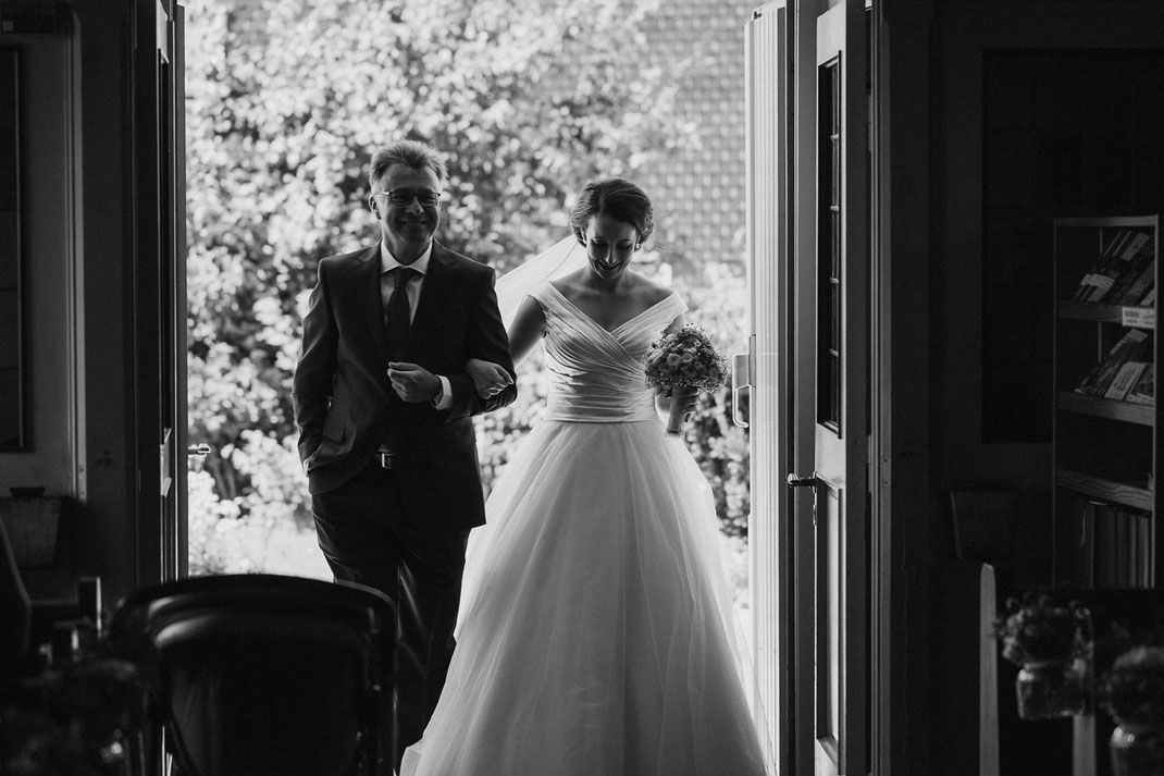 Braut und Papa kommen in die Kirche / Bride and Dad entering church during wedding in northern germany