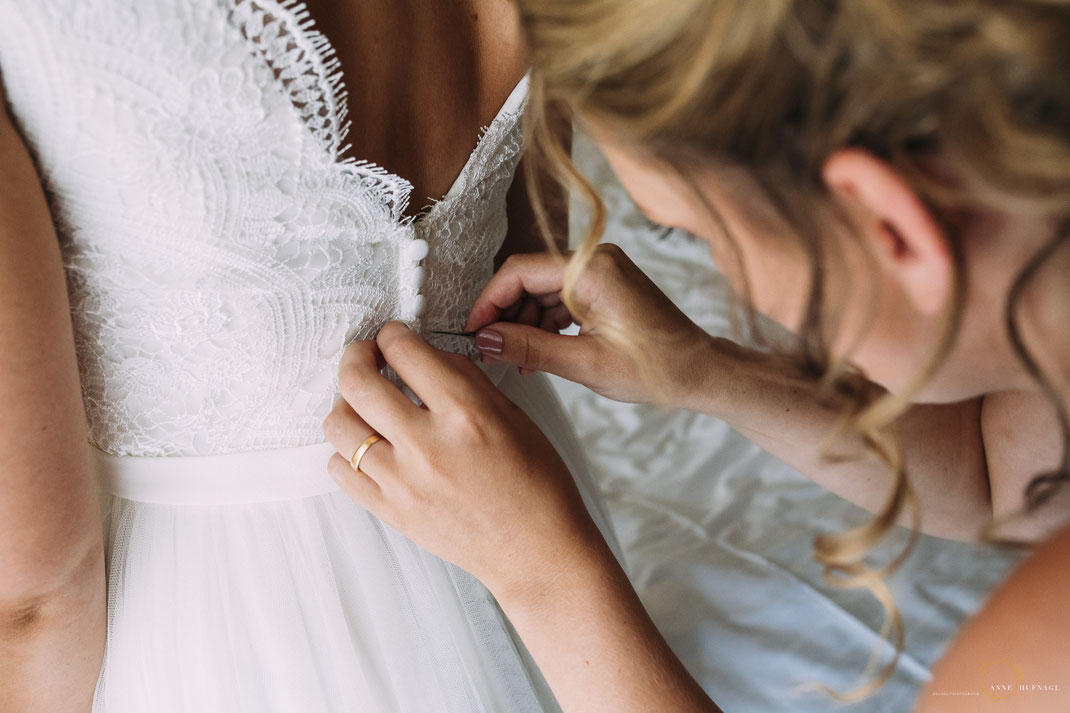 Foto Brautkleid anziehen