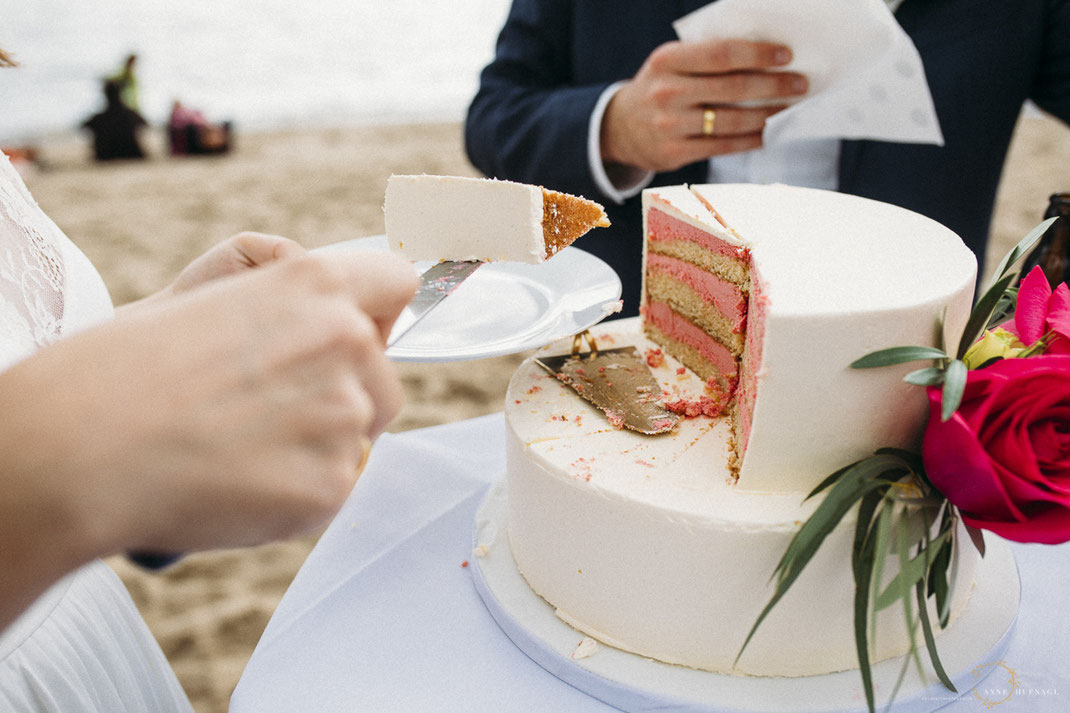 Foto Hochzeit Tortenanschnitt // Fotografin: Anne Hufnagl aus Hamburg // Kontakt: www.romanticshoots.de