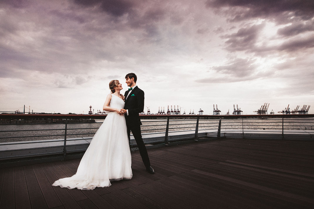 Paarfotos vor Kulisse des Hamburger Hafen
