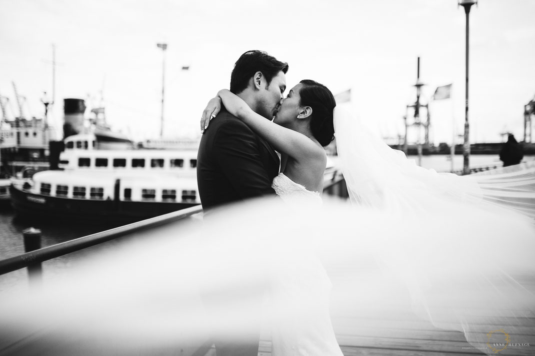 Elegante Hochzeitsfotos in Hamburg Schwarzweiß // Fotografin: Anne Hufnagl