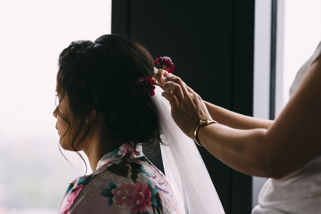 Brautfrisur mit Blumen | Brautstyling in Hamburg | Foto von Anne Hufnagl | Hochzeitsfotografin | anne@romanticshoots.de